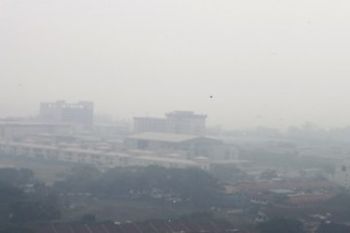 Kabut Asap Kepung Batam/Foto Joko Sulistyo