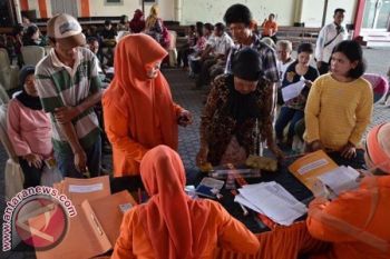 Warga Pra Sejahtera Mamuju Terharu Terima BLSM