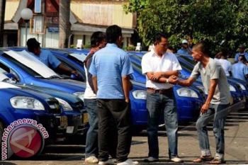 Pemerintah Dinilai Lambat Keluarkan SK Tarif Taksi