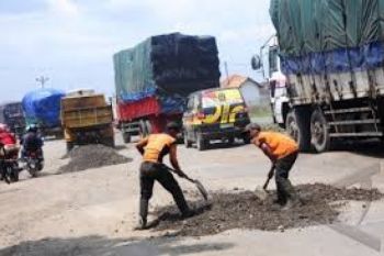 Perbaikan Jalan Pantura Timur Dihentikan  Sementara