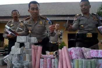 Ribuan Botol Miras dan Petasan Disita 
