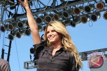  Penyanyi Jessica Simpson Melahirkan Bayi Lelaki