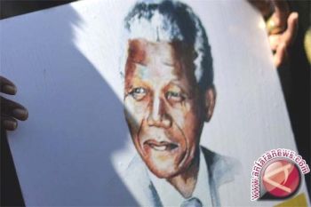 Mandela dan Istri Rayakan Ultah Pernikahan