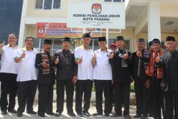 Mahyeldi -Emzalmi Kandidat Pertama Daftar Pilkada Padang