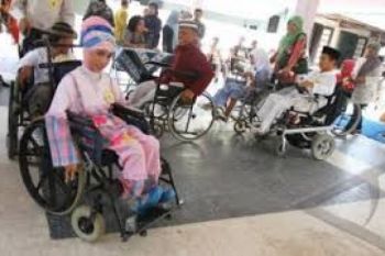 Pemkot Serahkan Bantuan Kursi Roda Penyandang Disabilitas