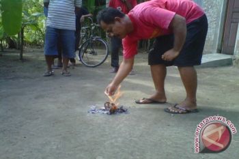 Warga Bantul bakar undangan pengambilan KPS