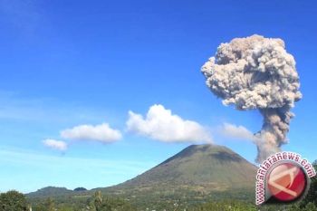  Gunung Lokon Meletus Lagi