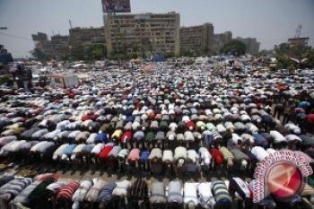 Gelombang Pendukung Moursi Banjiri Bundaran Rabiah