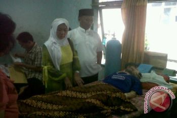 Mukhlis Basri Kunjungi Pasien RS
