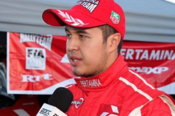 Rifat Unjuk Kebolehan dengan Mobil Barunya