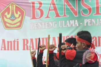 Banser Waykanan Jaga Keamanan Kendaraan Saat Tarawih