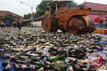Polres Seruyan Musnahkan Ratusan Botol Minuman Keras 
