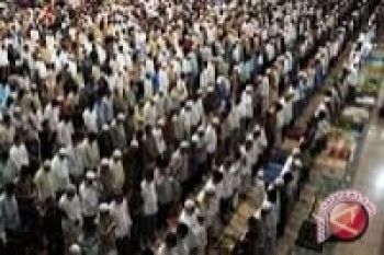 Umat Islam Sulut laksanakan Sholat tarwih pertama