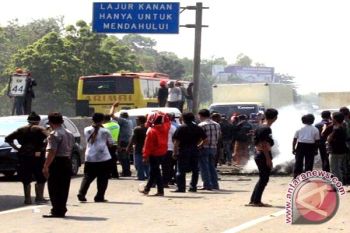 Tol Jakarta-Cikampek Diblokir Dua Jam Lebih