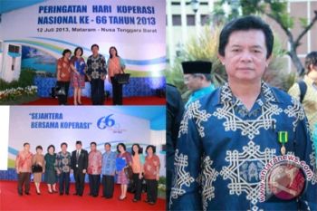 Singal terima penghargaan Bhakti Koperasi dan UKM