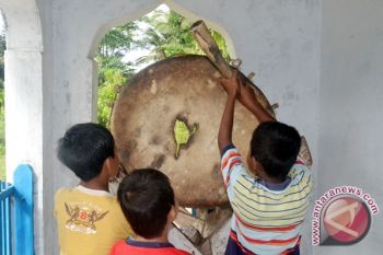 25 Polisi Bangunkan Sahur