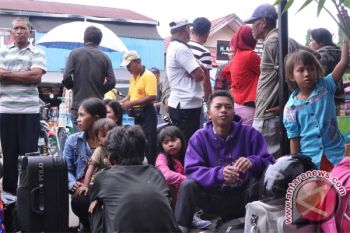 Warga Bertahan Di Pelabuhan Berharap Dapat Tiket 