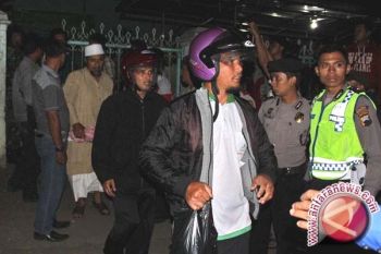 Puluhan FPI-Warga Lamongan Tiba Di Mapolda Jatim