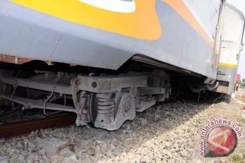 Kereta Api Kahuripan Anjlok Di Tasikmalaya