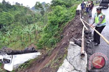  Truk Masuk Jurang, Kernet Tewas