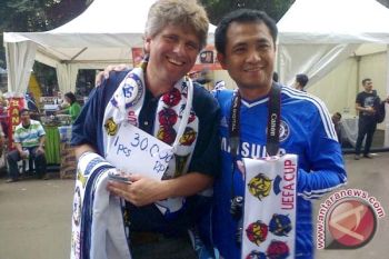  Bule Belanda Jual Syal Bola Di GBK