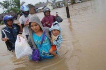 Dua Herkules Bawa Bantuan Pengungsi Way Ela