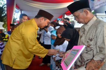 Serahkan Bantuan