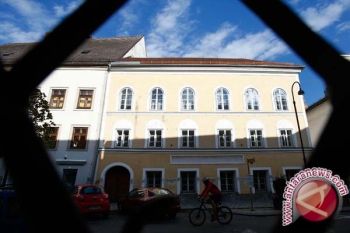  Ulang Tahun Perwira Nazi Didemo