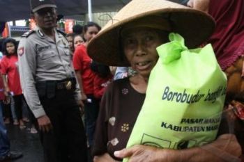 Jelang Lebaran, Ormas Islam Bantu Sembako Warga Miskin 