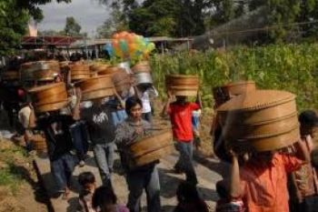 Tenong Berisi Nasi dan Lauk Ramaikan Tradisi "Nyadran"
