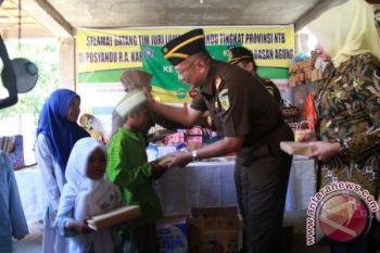 Kejati NTB bantu buku tulis anak yatim