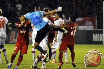 TENDANG PEMAIN LAWAN