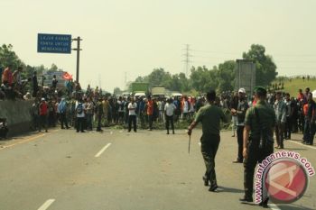 Ratusan warga blokir jalan tol Jakarta-Cikampek