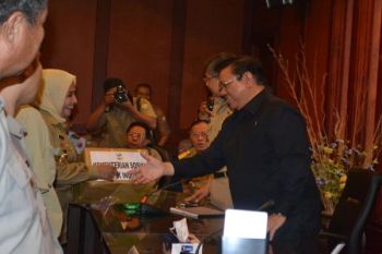 Menkokesra Serahkan Bantuan Rp1 Miliar Korban Banjir Sultra