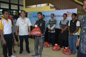PLN Kendari Serahkan 250 Paket Sembako 