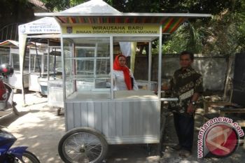 DISKOPERINDAG serahkan 60 gerobak dorong UKM