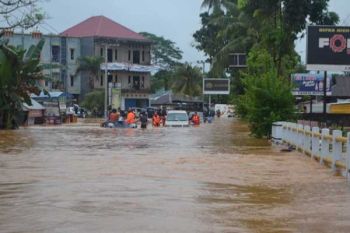 Kendaraan Dinas Gubernur  Juga Terjebak Banjir