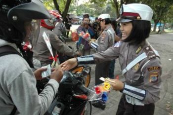 Langgar Lalu Lintas, Diminta Nyanyikan Hari Merdeka