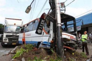 Tabrakan Bus dan Truk Tewaskan Tiga Orang