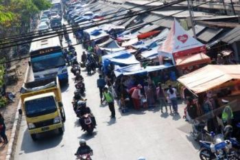 Pasar Tumpah Halangi Jalur Semarang-Blora