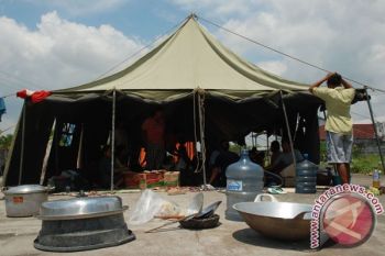Korban Longsor Rayakan Lebaran di Tenda Pengungsian