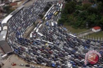 Pemudik Terjebak Kemacetan Panjang di Merak