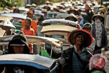 Satlantas Kotim Bagikan Sembako Untuk Tukang Becak 
