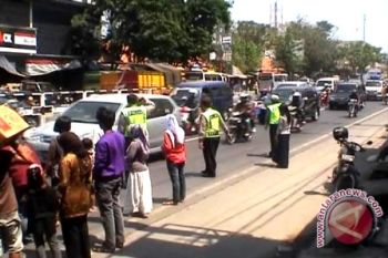 Idul Fitri - Antrean Kendaraan Terkonsentrasi Di SPBU Arah Luar Kota 