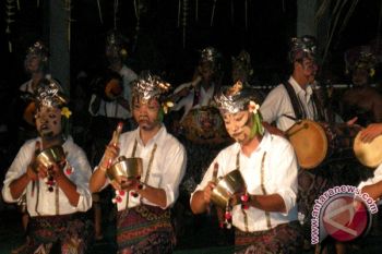 Komunitas muslim Denpasar bertakbir diiringi "Bale Ganjur" 