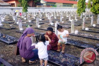 Jelang Ramadhan penjual bunga di TPU Palembang "panen"