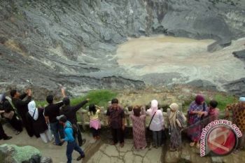 Wisatawan Bermotor Serbu Tangkuban Perahu