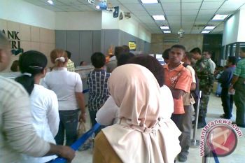 Kantor Perbankan Muara Teweh Dipadati Warga 