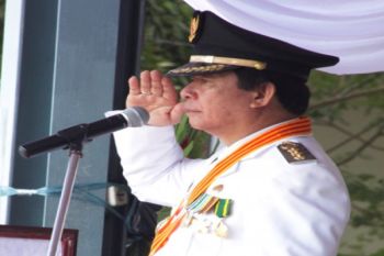 Bupati Minut memberi penghormatan