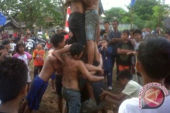 Panjat Pinang Semarakkan Hari Kemerdekaan Ke-68 Pontianak